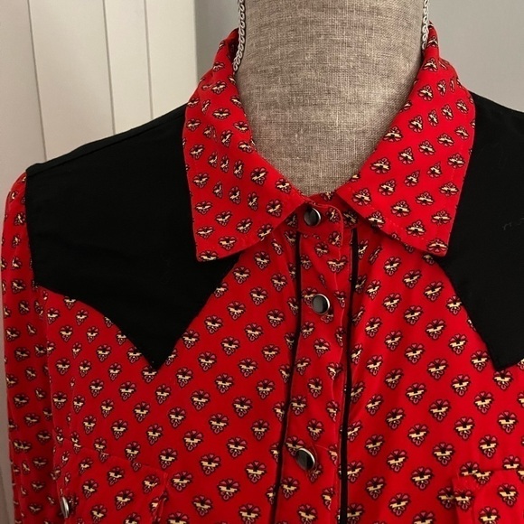 Two by Vince Camuto
Western Button Down Shirt.  Pearl buttons 
Size Medium - Picture 3 of 7